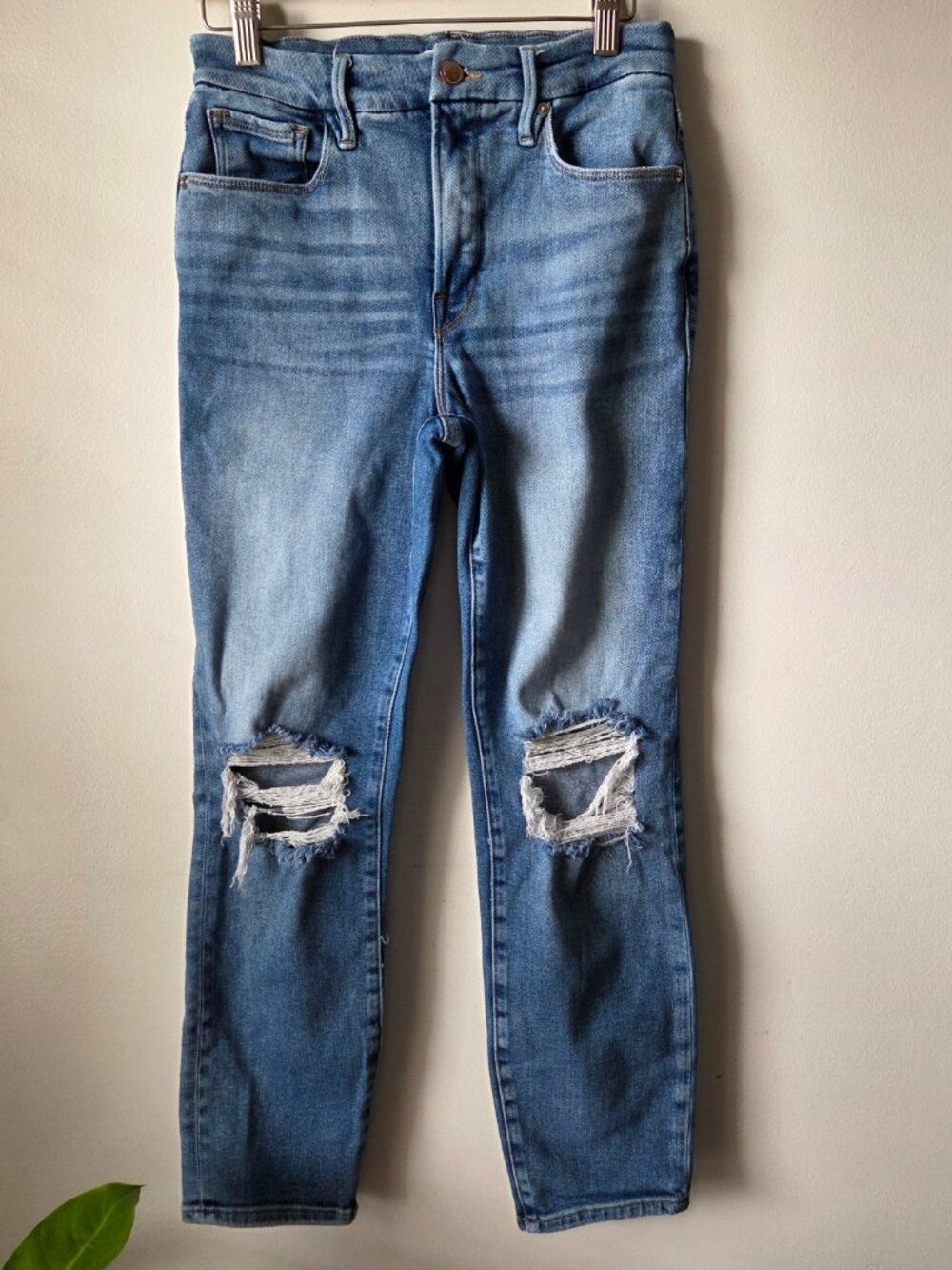 EUC GOOD AMERICAN RIPPED KNEE STRETCH JEANS SIZE 8 /29